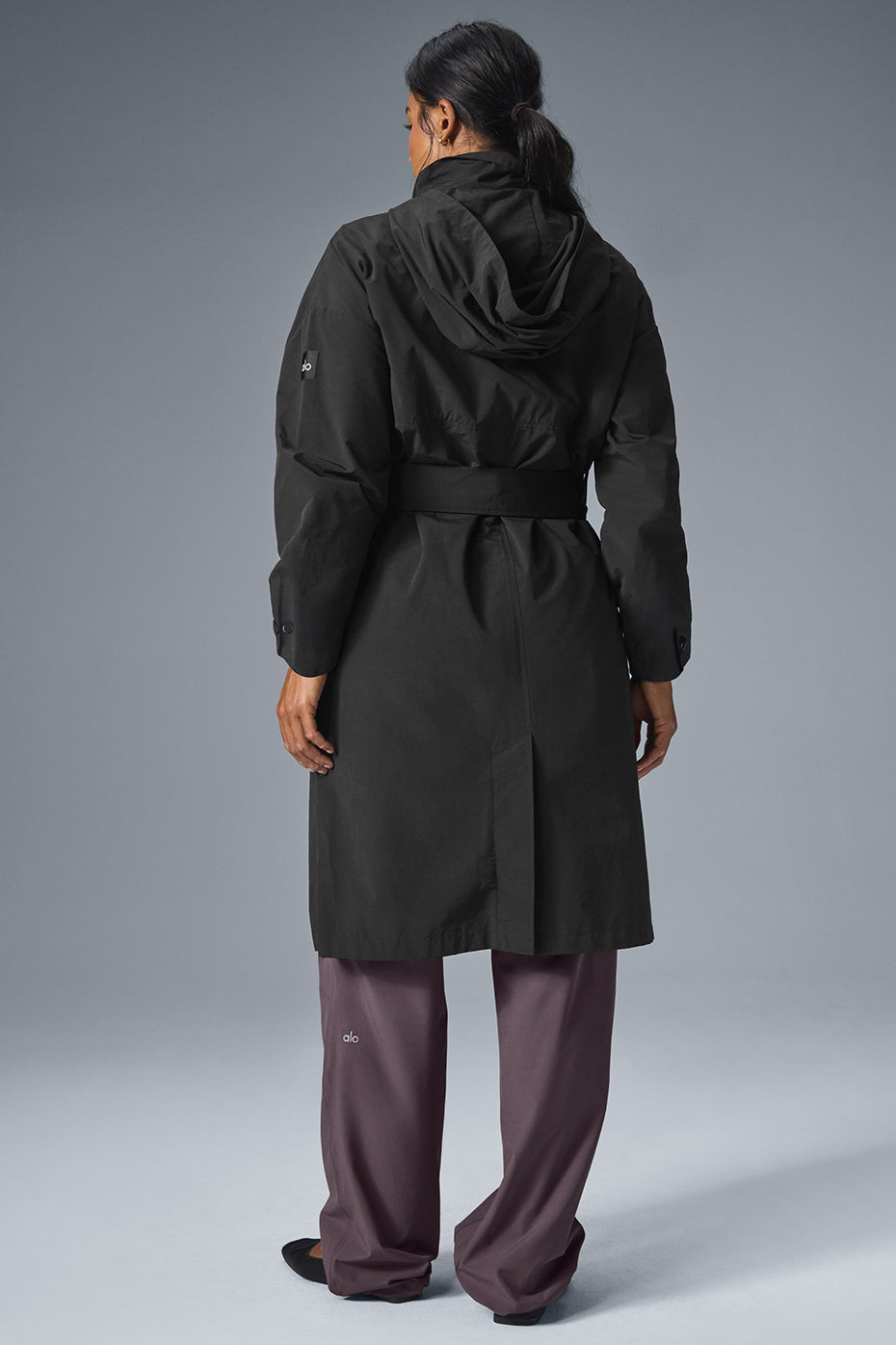 Alo Yoga Crinkle On The Move Trench - Black - imagen 4