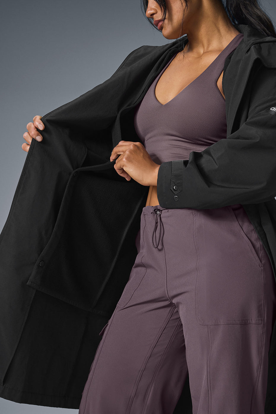 Alo Yoga Crinkle On The Move Trench - Black - imagen 6