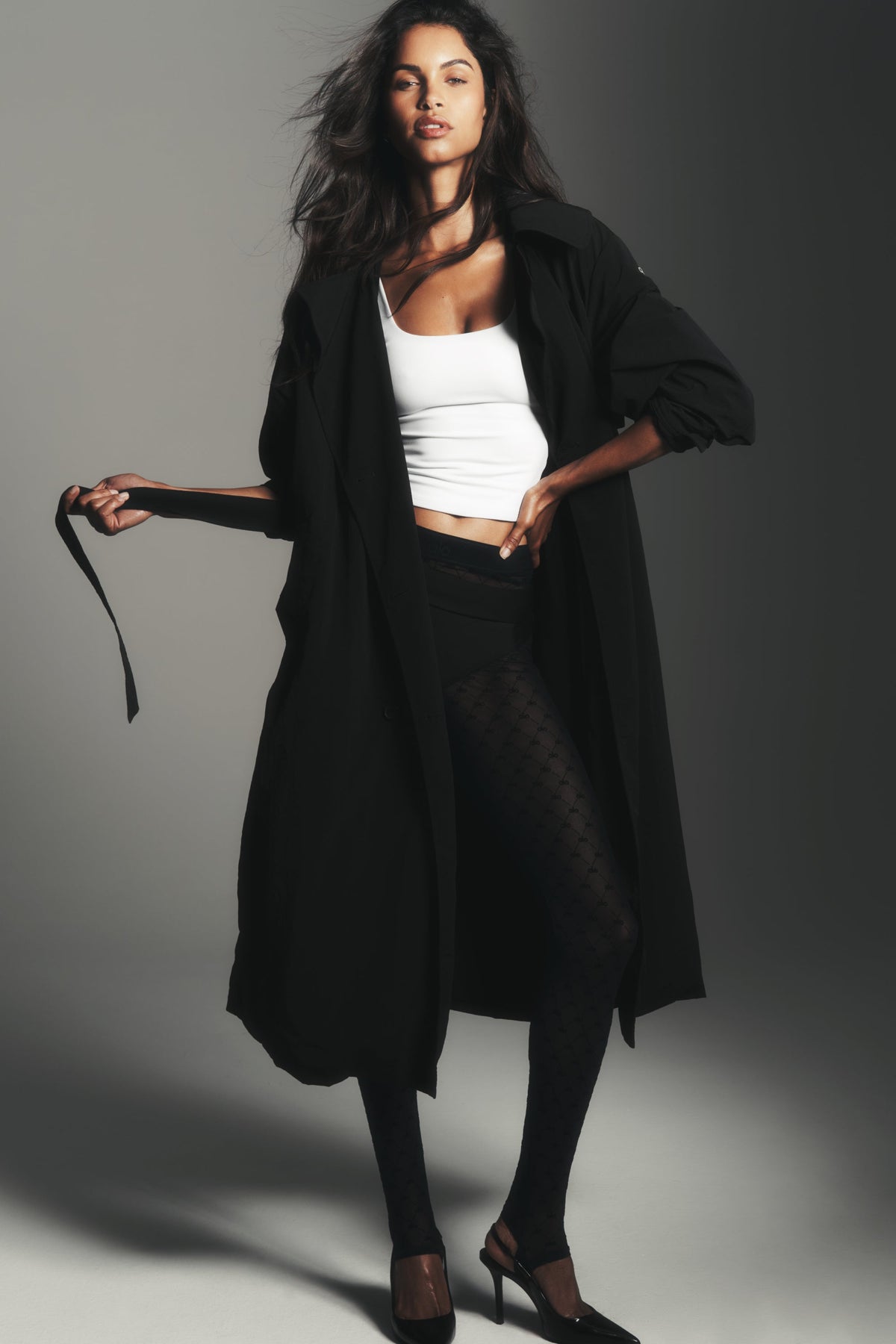 Alo Yoga Crinkle On The Move Trench - Black - imagen 1