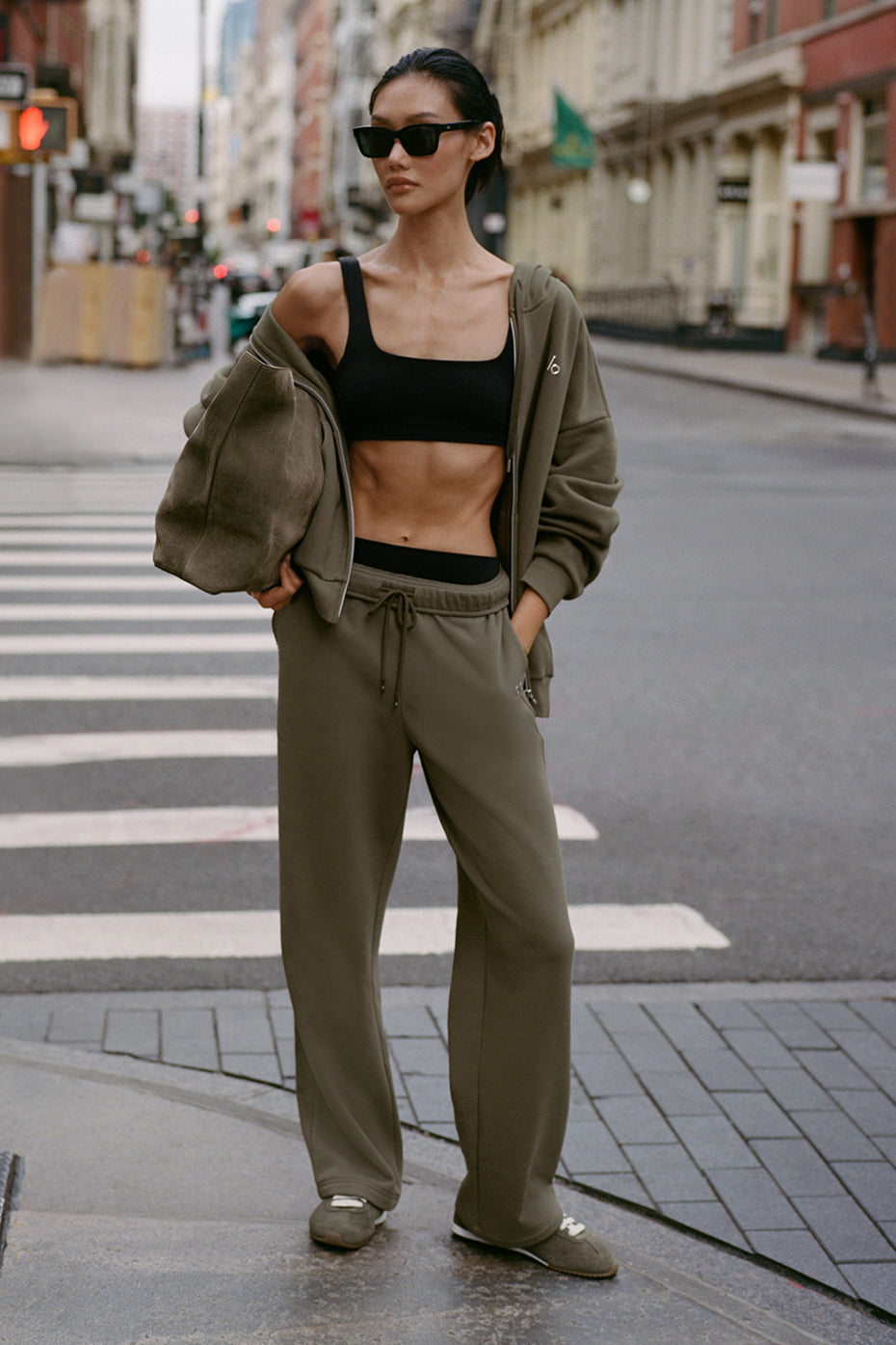 Alo Yoga Accolade Straight Leg Sweatpant - Olive Tree - imagen 1
