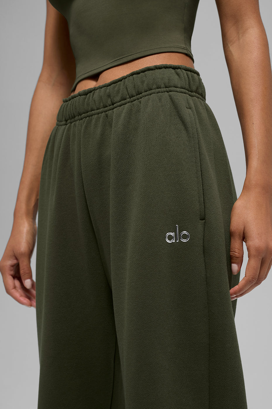 Alo Yoga Accolade Straight Leg Sweatpant - Green Olive - imagen 2