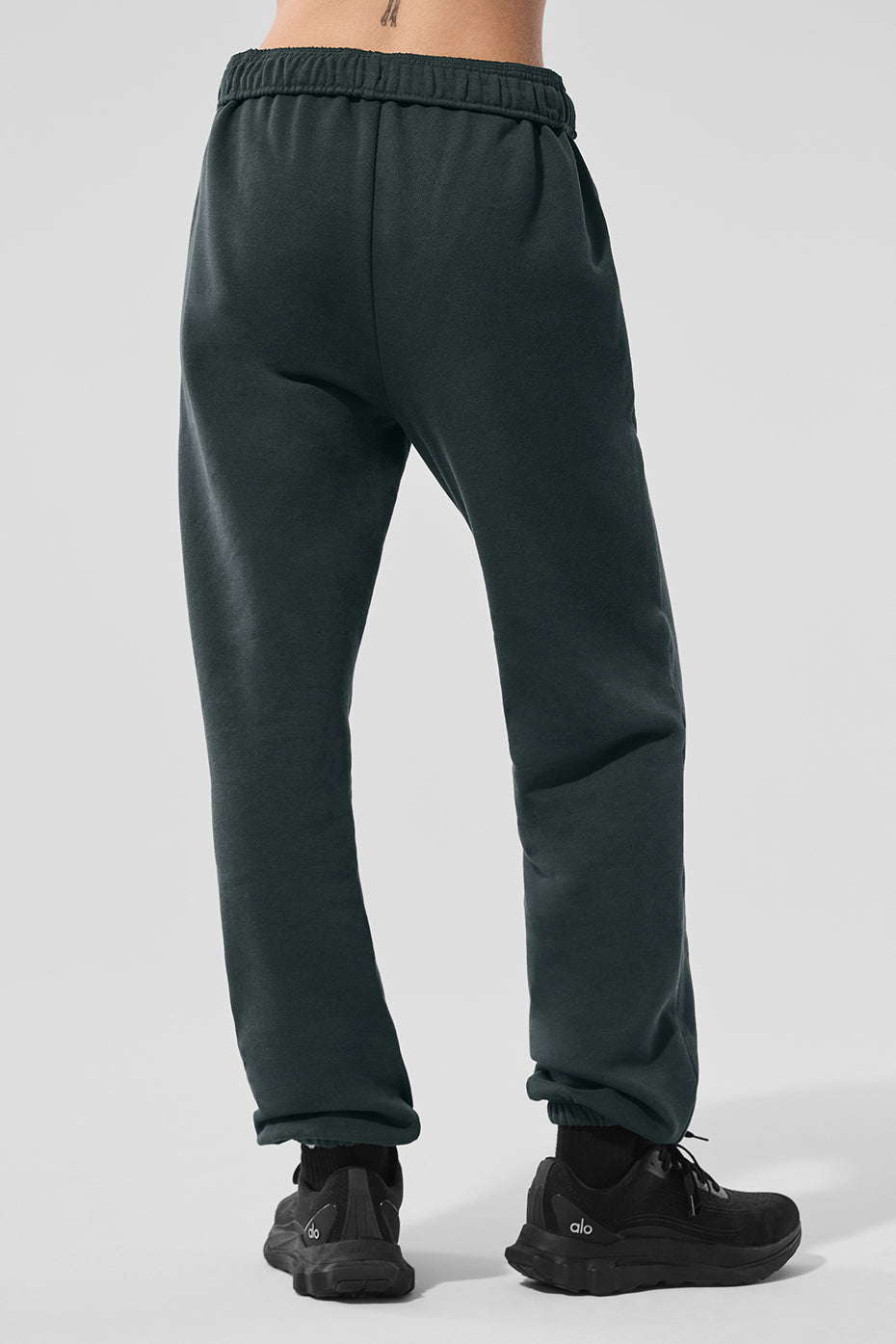 Alo Yoga Accolade Sweatpant - Charcoal Green - imagen 3