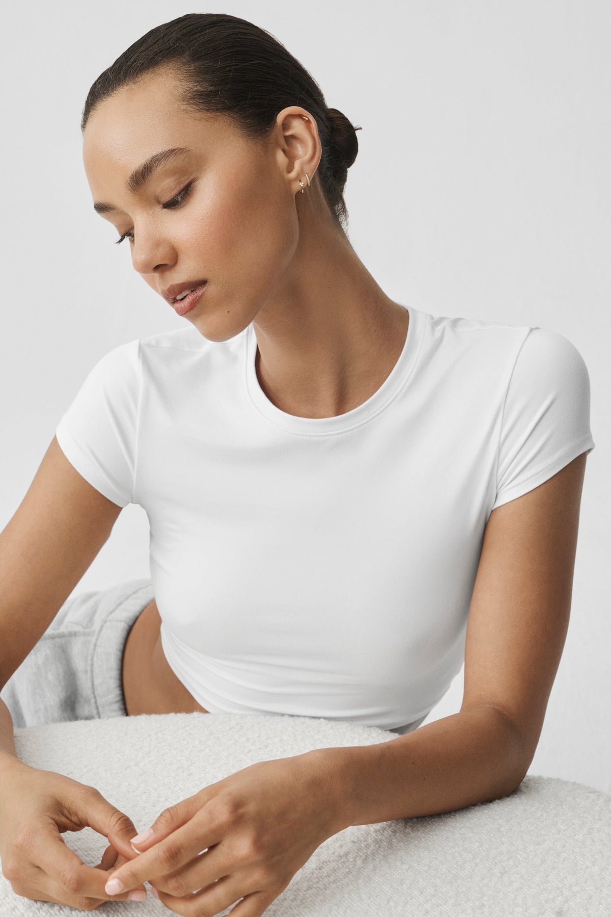 Alo Yoga Alosoft Crop Finesse Short Sleeve - White - imagen 5