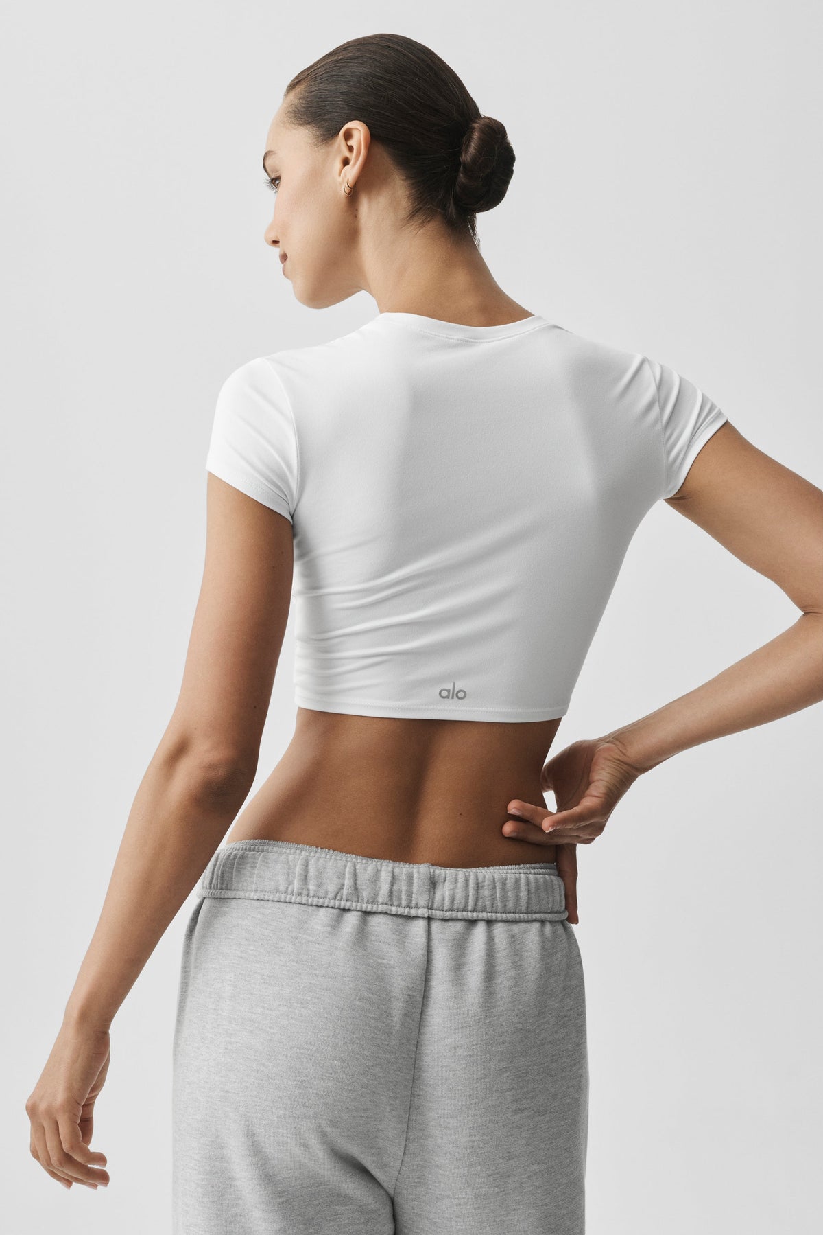 Alo Yoga Alosoft Crop Finesse Short Sleeve - White - imagen 2