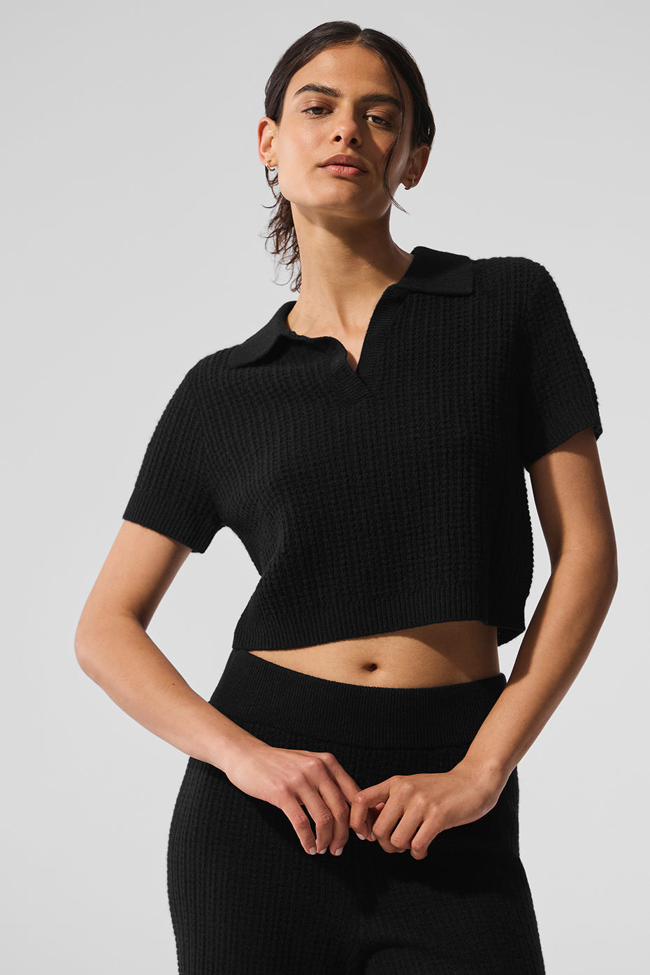 Alo Yoga Cashmere Plush Waffle Polo Tee - Black - imagen 1