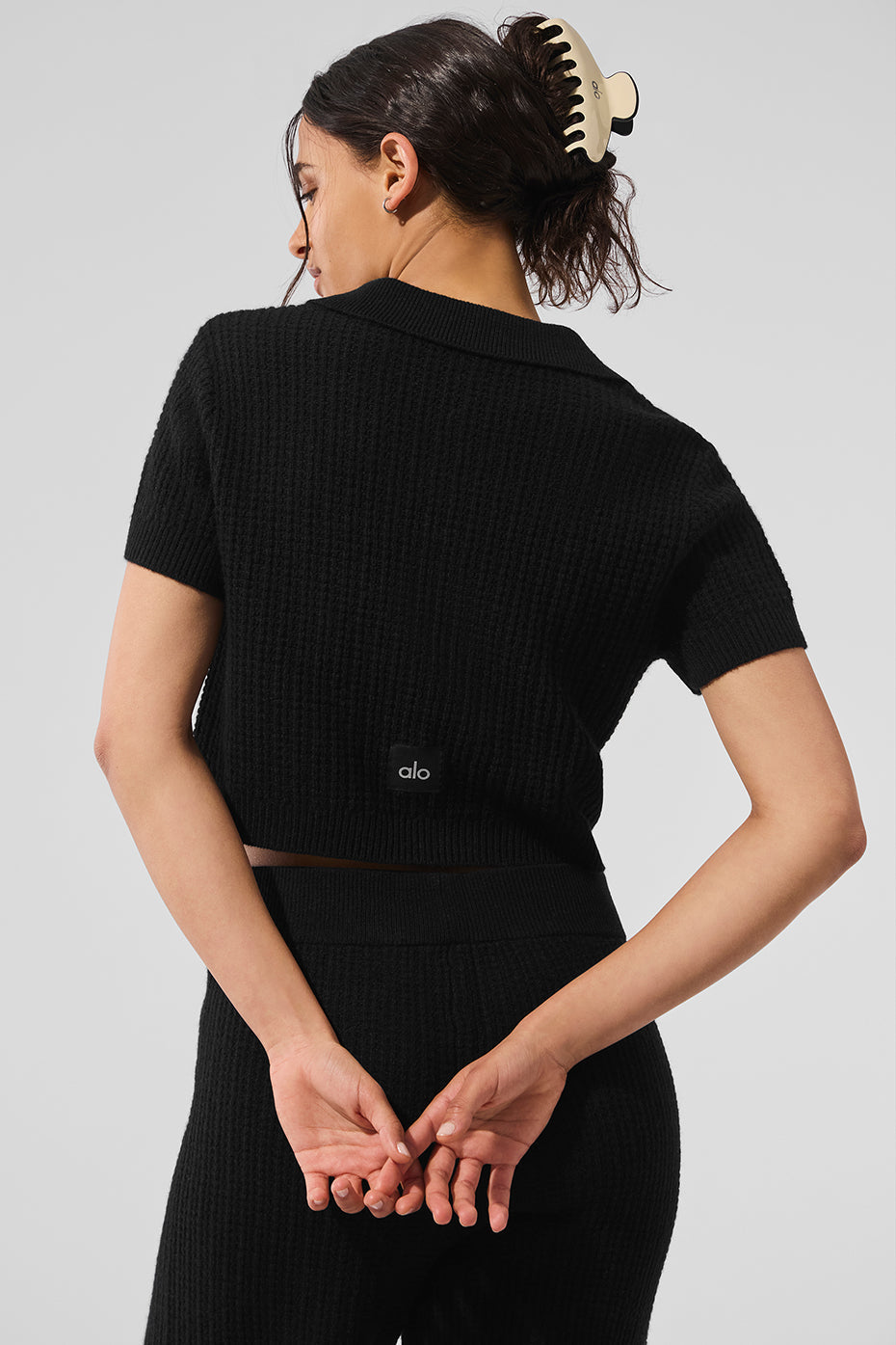 Alo Yoga Cashmere Plush Waffle Polo Tee - Black - imagen 3
