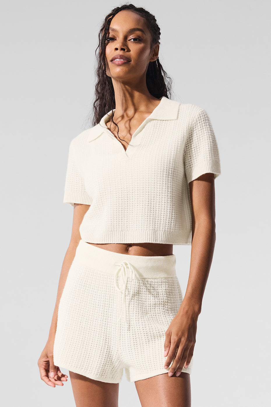 Alo Yoga Cashmere Plush Waffle Polo Tee - Ivory - imagen 4