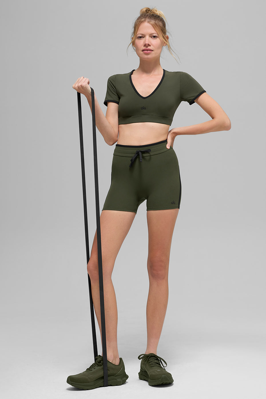 Alo Yoga Airbrush Race Pace Short Sleeve - Green Olive/Black - imagen 5
