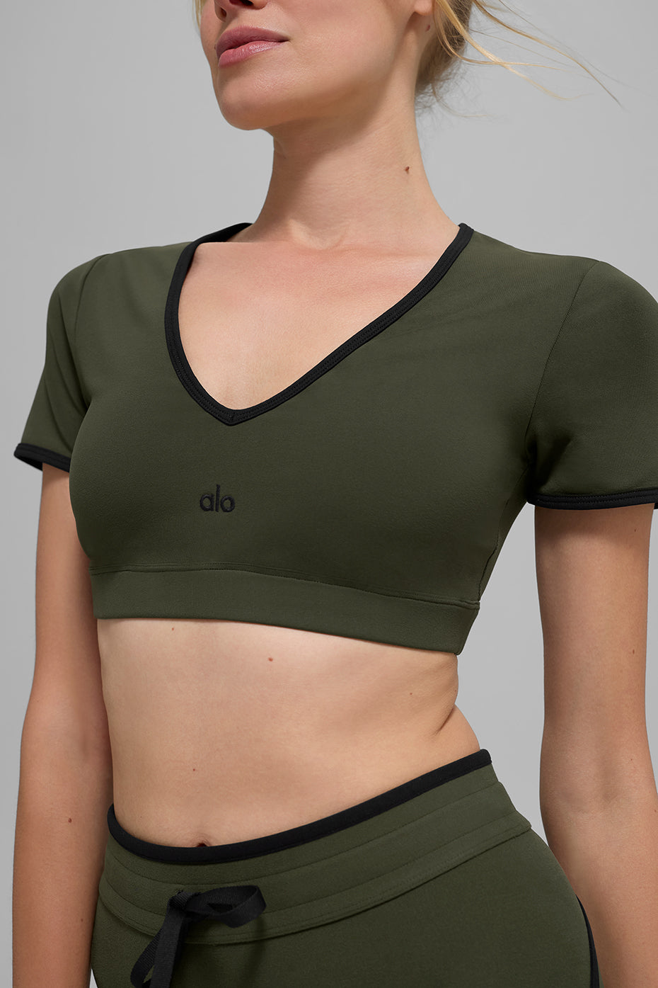 Alo Yoga Airbrush Race Pace Short Sleeve - Green Olive/Black - imagen 2