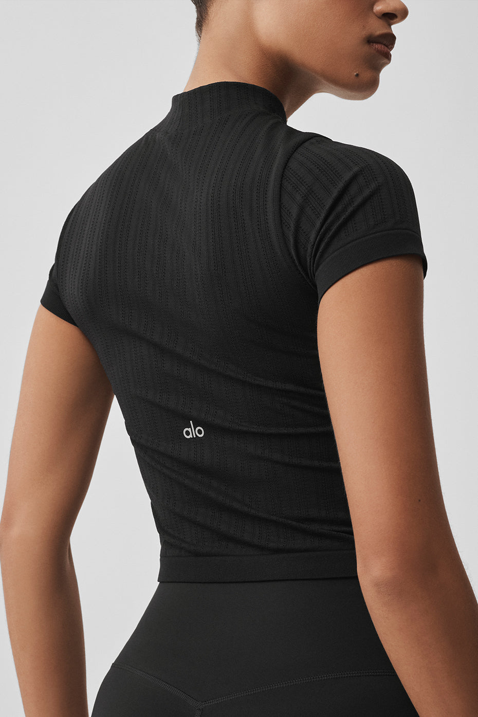 Alo Yoga Seamless Pointelle Mock Neck Short Sleeve - Black - imagen 4