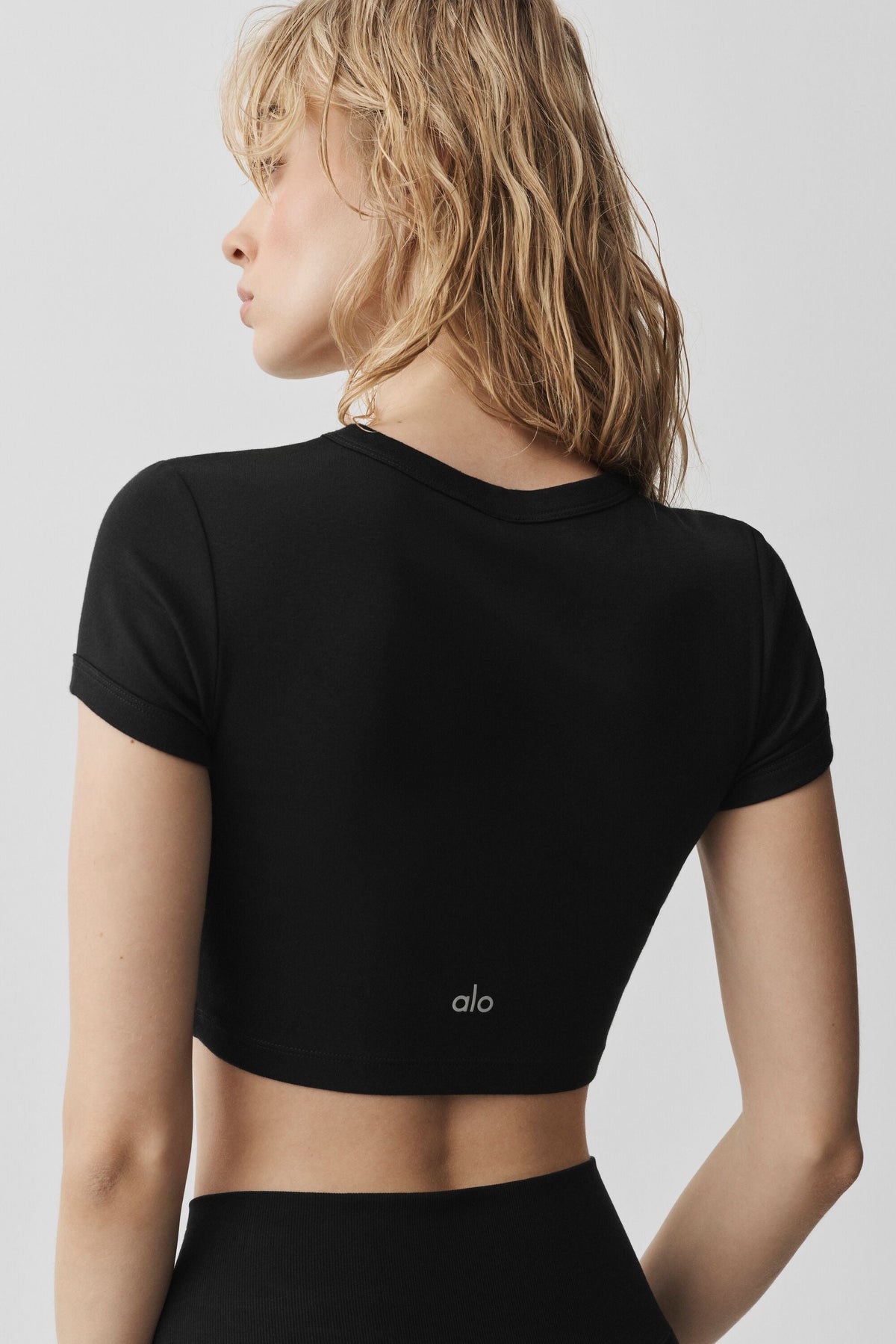 Alo Yoga Cropped Timeless Tee - Black - imagen 3