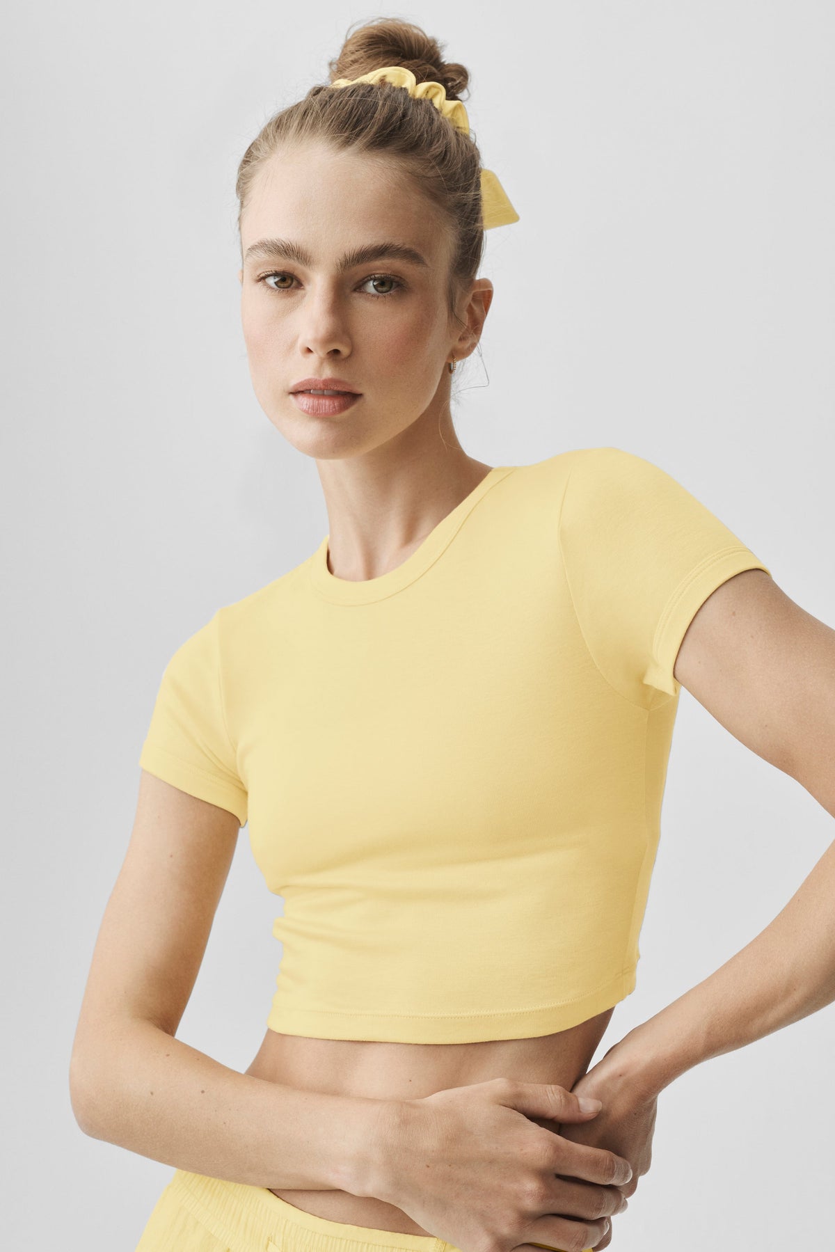 Alo Yoga Cropped Timeless Tee - Warm Butter - imagen 3