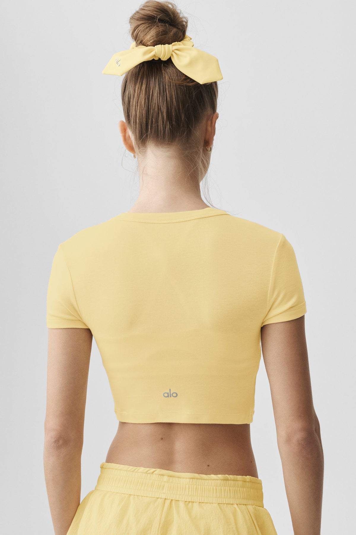 Alo Yoga Cropped Timeless Tee - Warm Butter - imagen 2