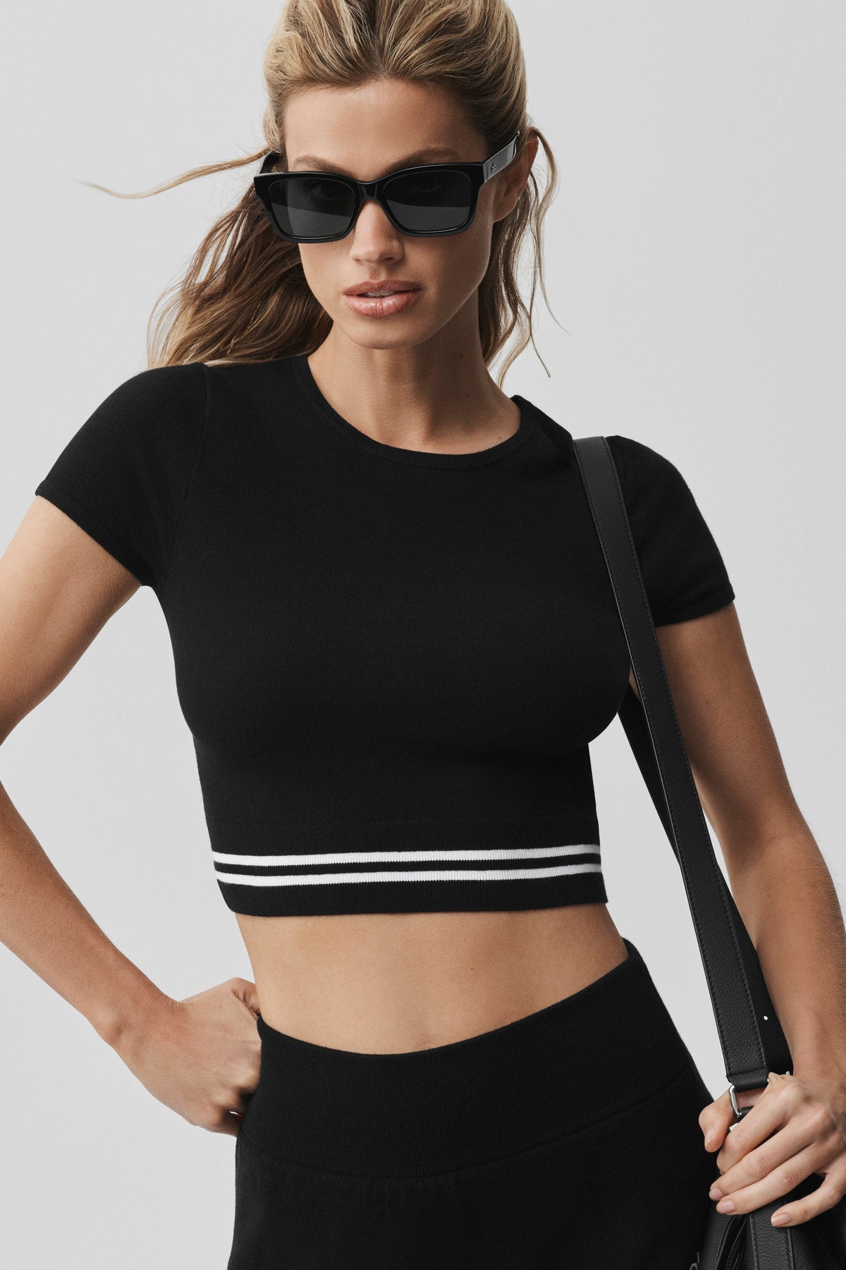 Alo Yoga Scholar Knit My Serve Short Sleeve - Black/White - imagen 3