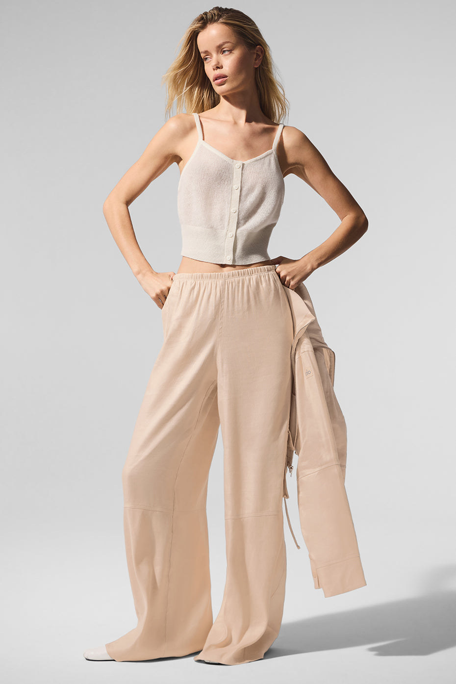 Alo Yoga Sheer Cashmere Tank - Ivory - imagen 5
