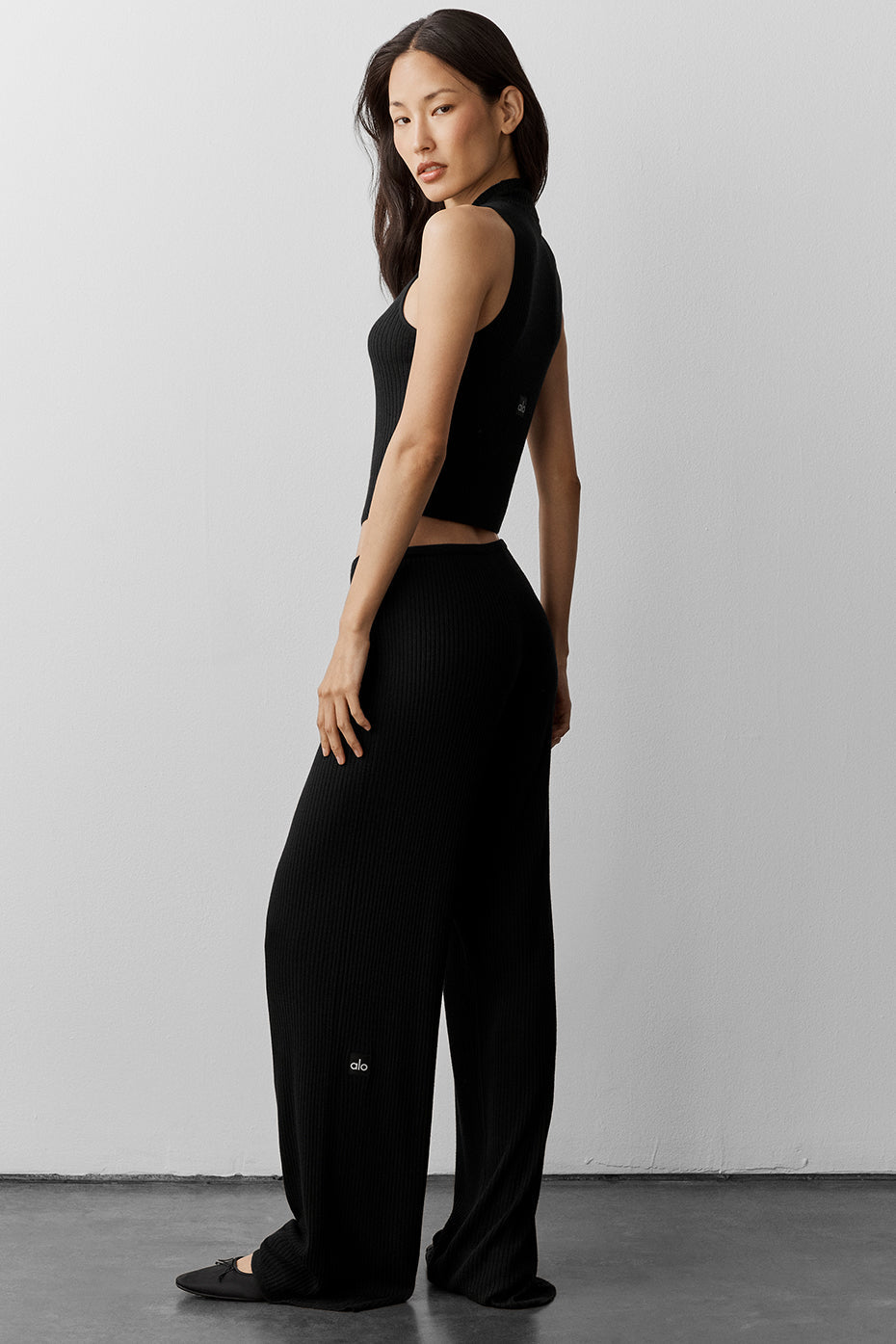 Alo Yoga Sweater Knit Unwind Sleeveless Top - Black - imagen 4