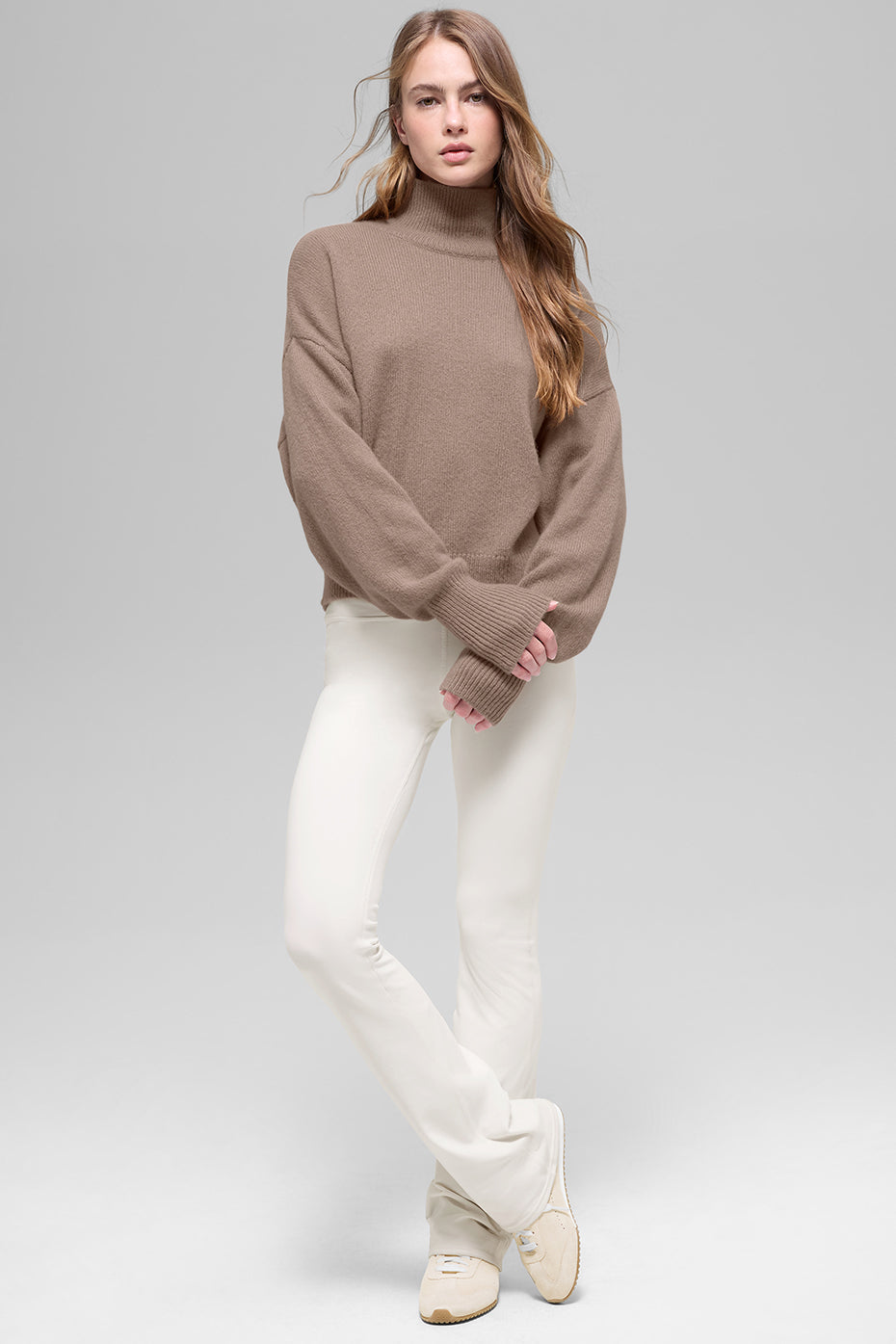 Alo Yoga Wool Cashmere Cropped New Class Turtleneck Sweater - Chai Latte - imagen 5