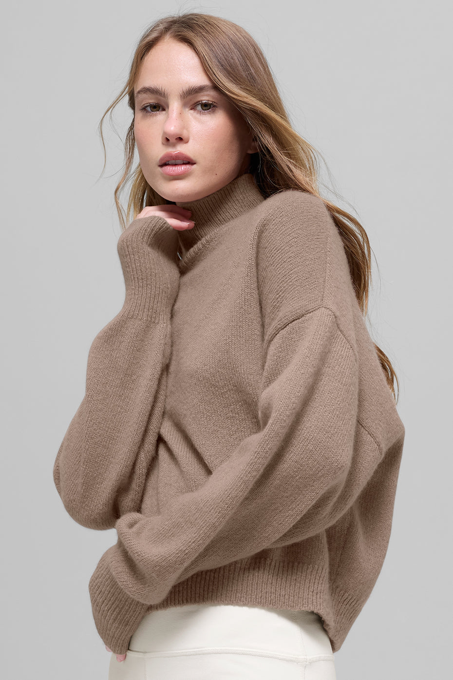 Alo Yoga Wool Cashmere Cropped New Class Turtleneck Sweater - Chai Latte - imagen 3