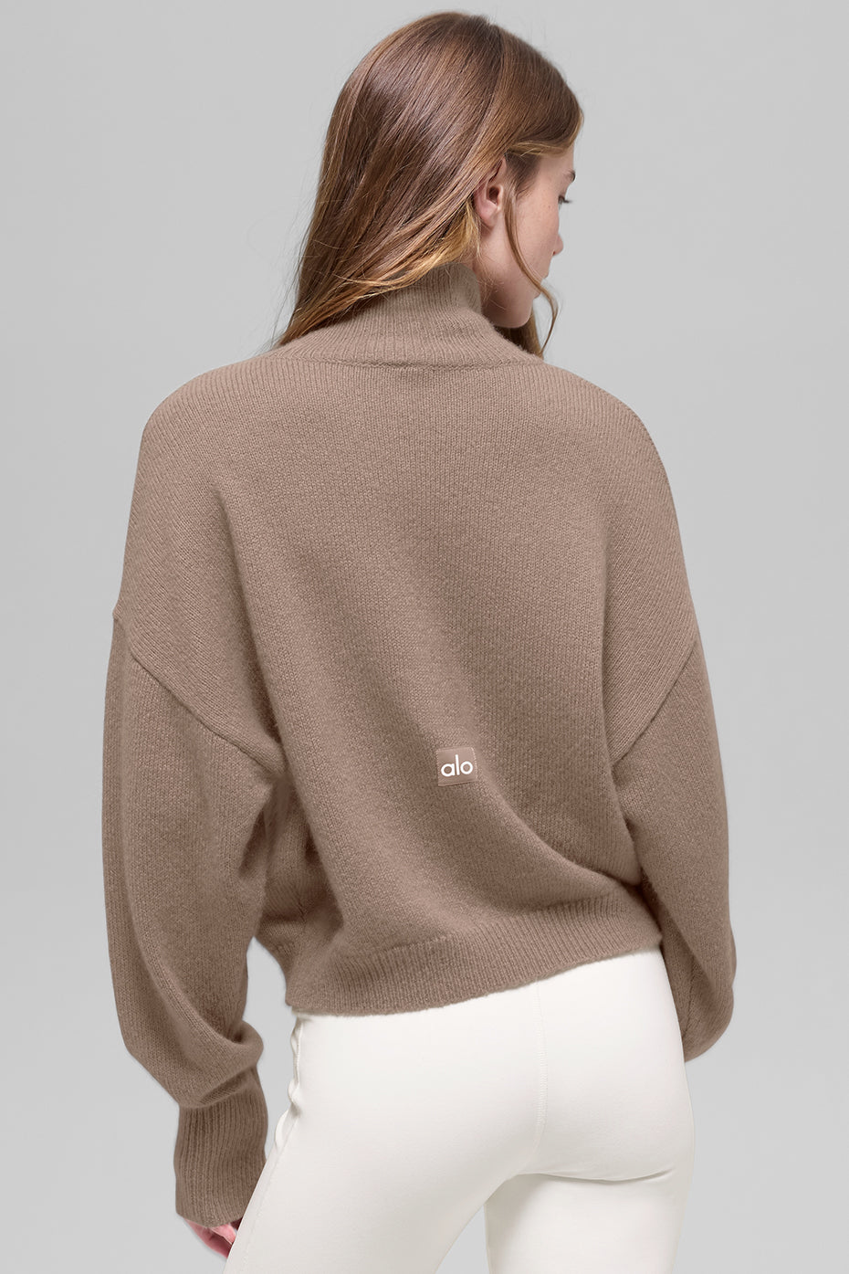 Alo Yoga Wool Cashmere Cropped New Class Turtleneck Sweater - Chai Latte - imagen 2