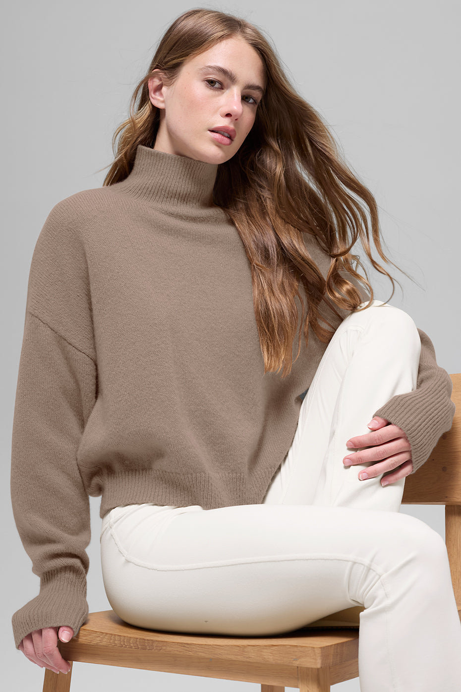 Alo Yoga Wool Cashmere Cropped New Class Turtleneck Sweater - Chai Latte - imagen 4