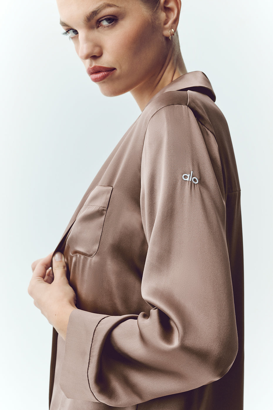 Alo Yoga Silk Luminous Button Up - Alpine Cocoa - imagen 2
