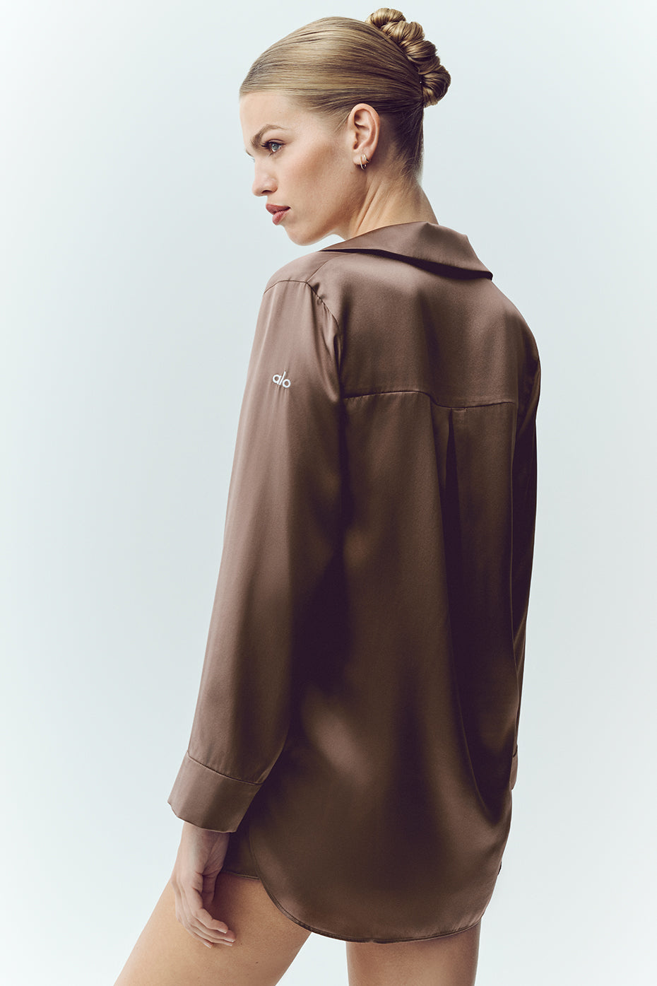 Alo Yoga Silk Luminous Button Up - Alpine Cocoa - imagen 3