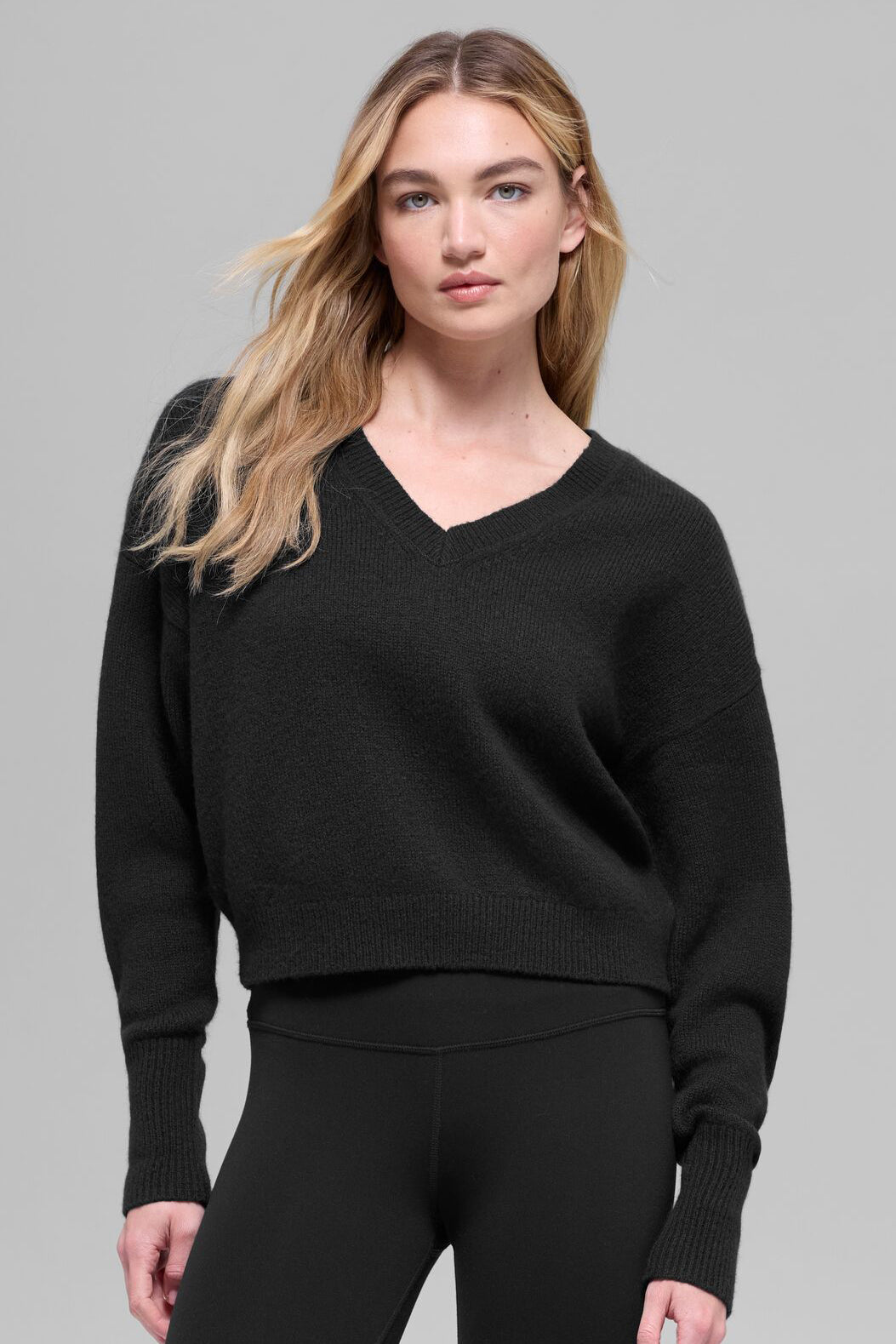Alo Yoga Wool Cashmere Cropped New Class V-Neck Sweater - Black - imagen 1