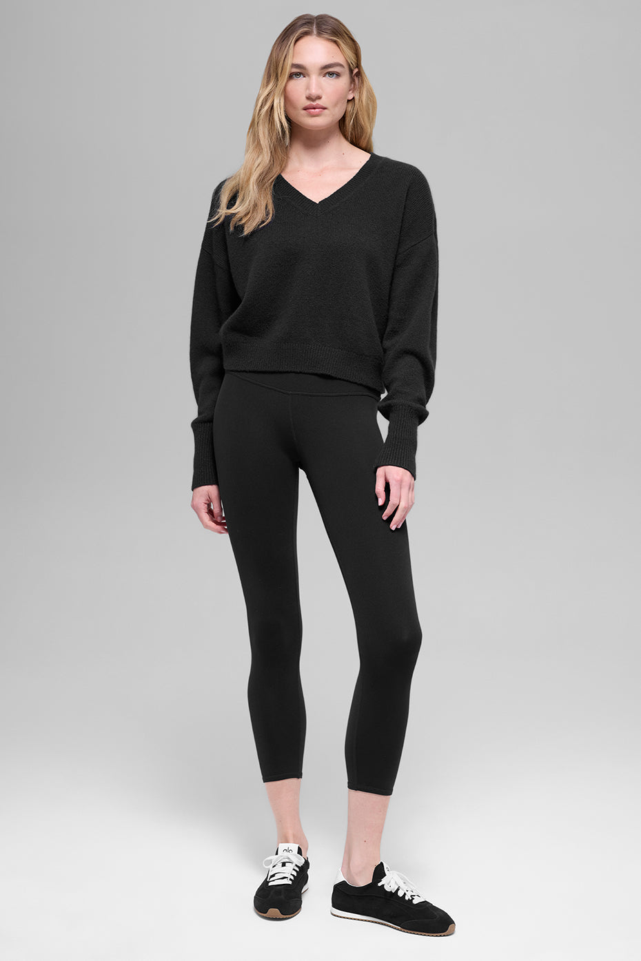 Alo Yoga Wool Cashmere Cropped New Class V-Neck Sweater - Black - imagen 4