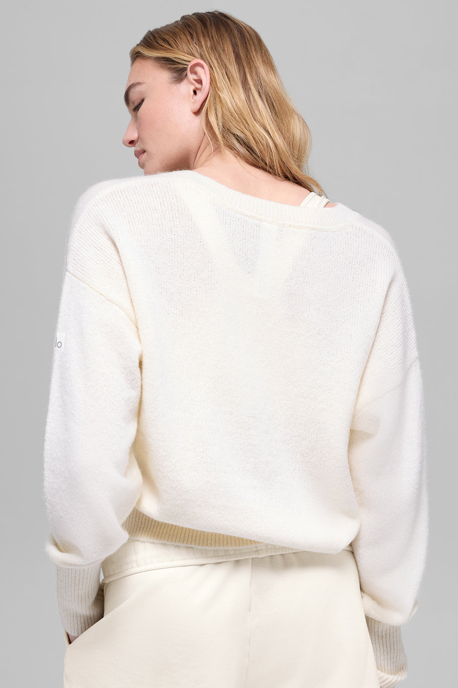 Alo Yoga Wool Cashmere Cropped New Class V-Neck Sweater - Ivory - imagen 3