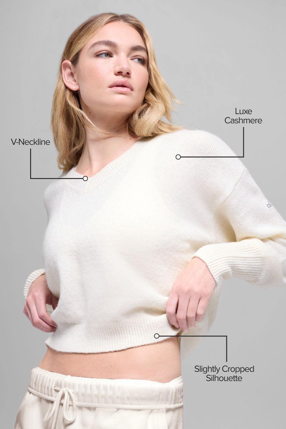 Alo Yoga Wool Cashmere Cropped New Class V-Neck Sweater - Ivory - imagen 2