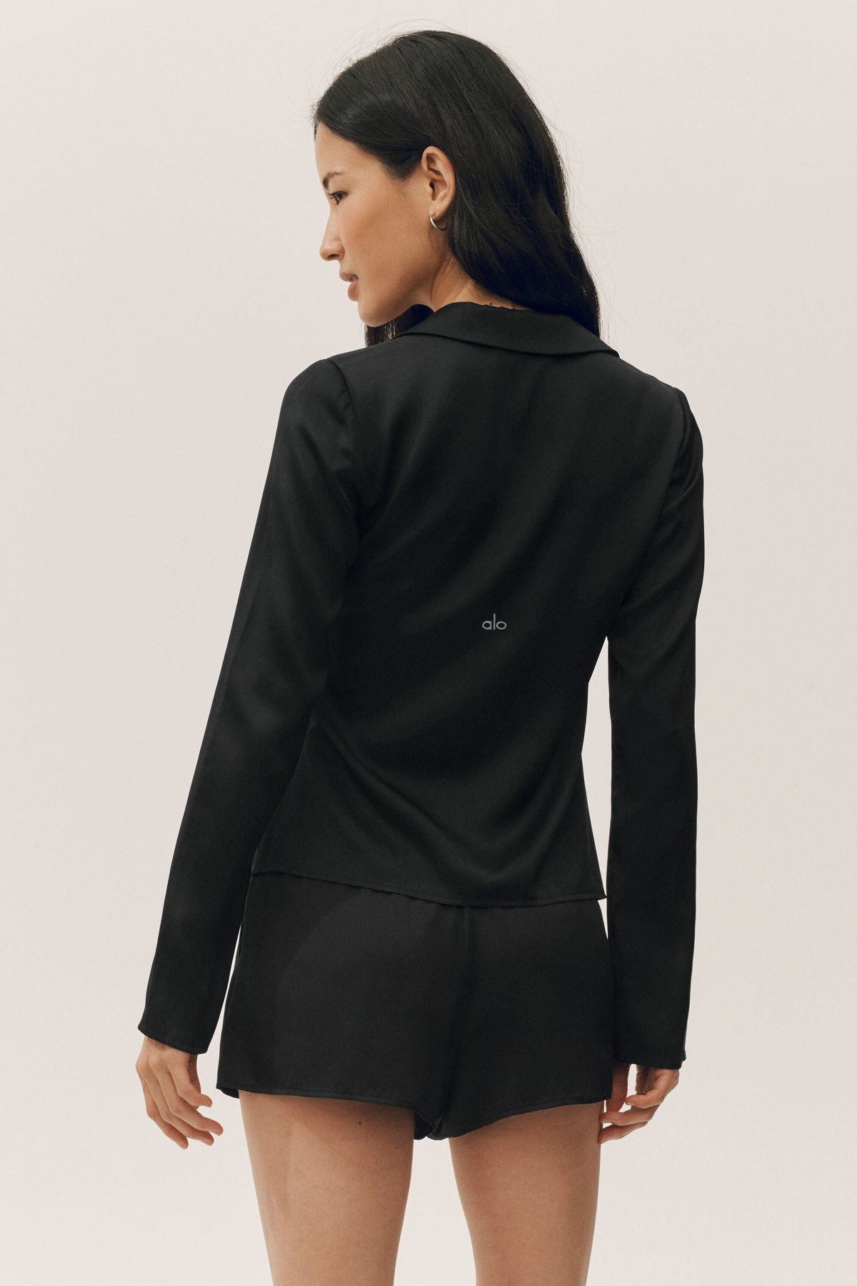 Alo Yoga Silk Blend Radiance Long Sleeve Top - Black - imagen 2