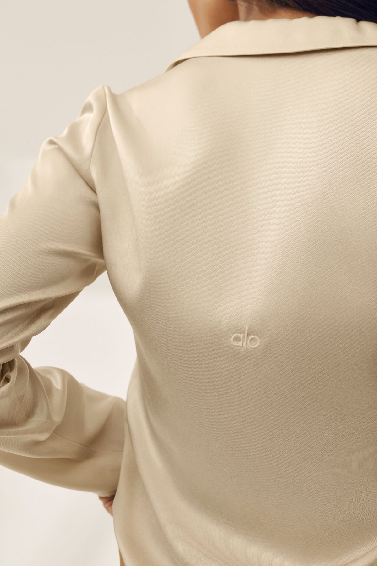 Alo Yoga Silk Blend Radiance Long Sleeve Top - Sandy Beige - imagen 3