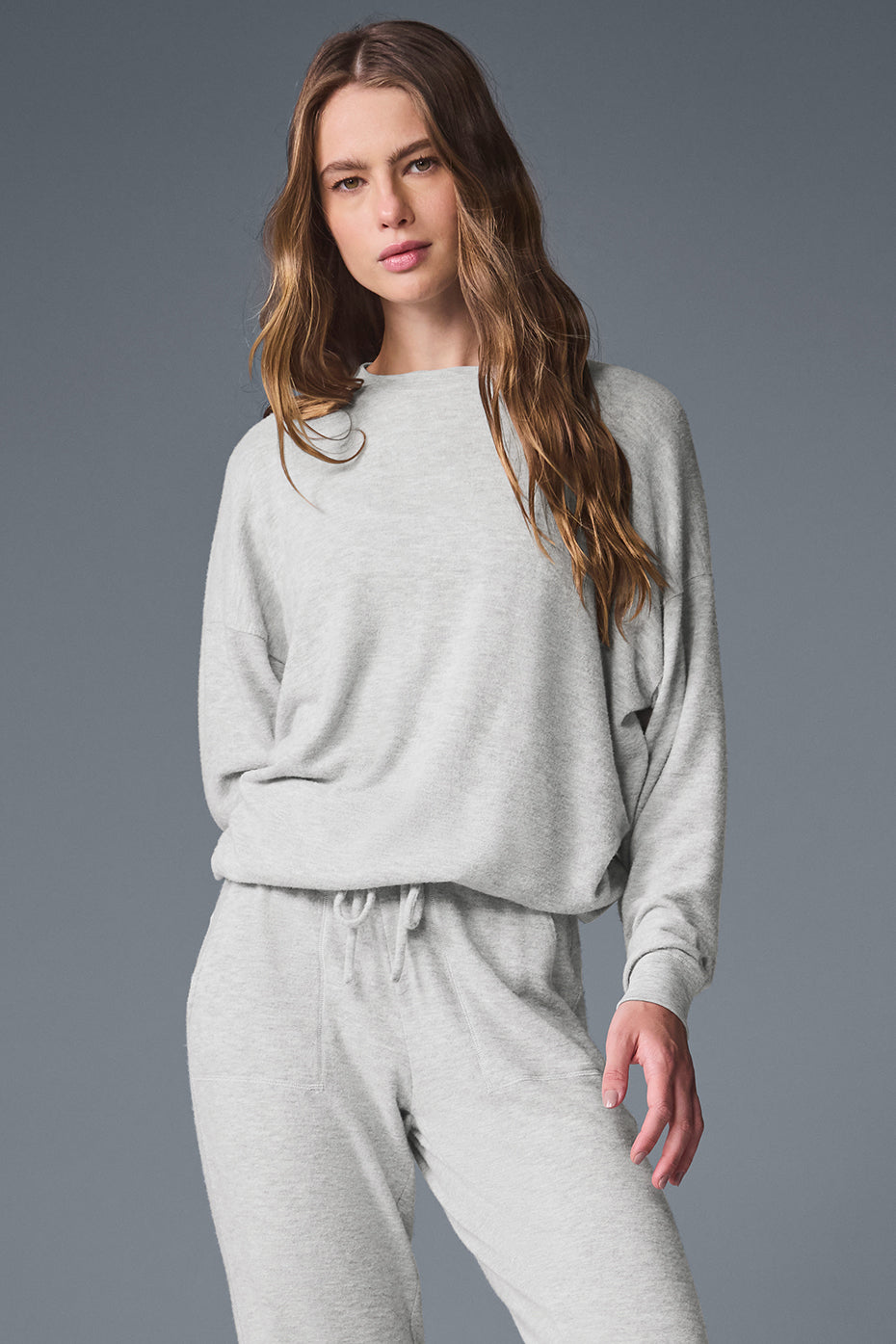 Alo Yoga Soho Pullover - Athletic Heather Grey - imagen 5