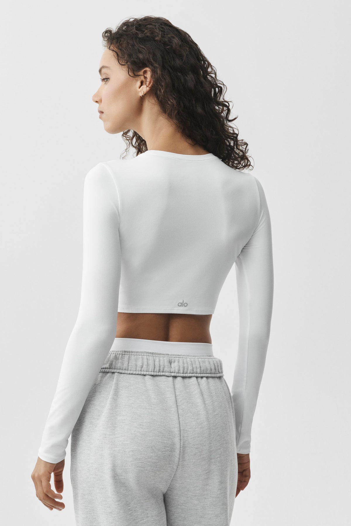 Alo Yoga Alosoft Crop Finesse Long Sleeve - White - imagen 2