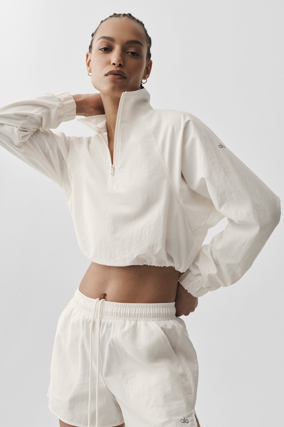 Alo Yoga Cropped 1/4 Zip Alumni Pullover - Ivory - imagen 4