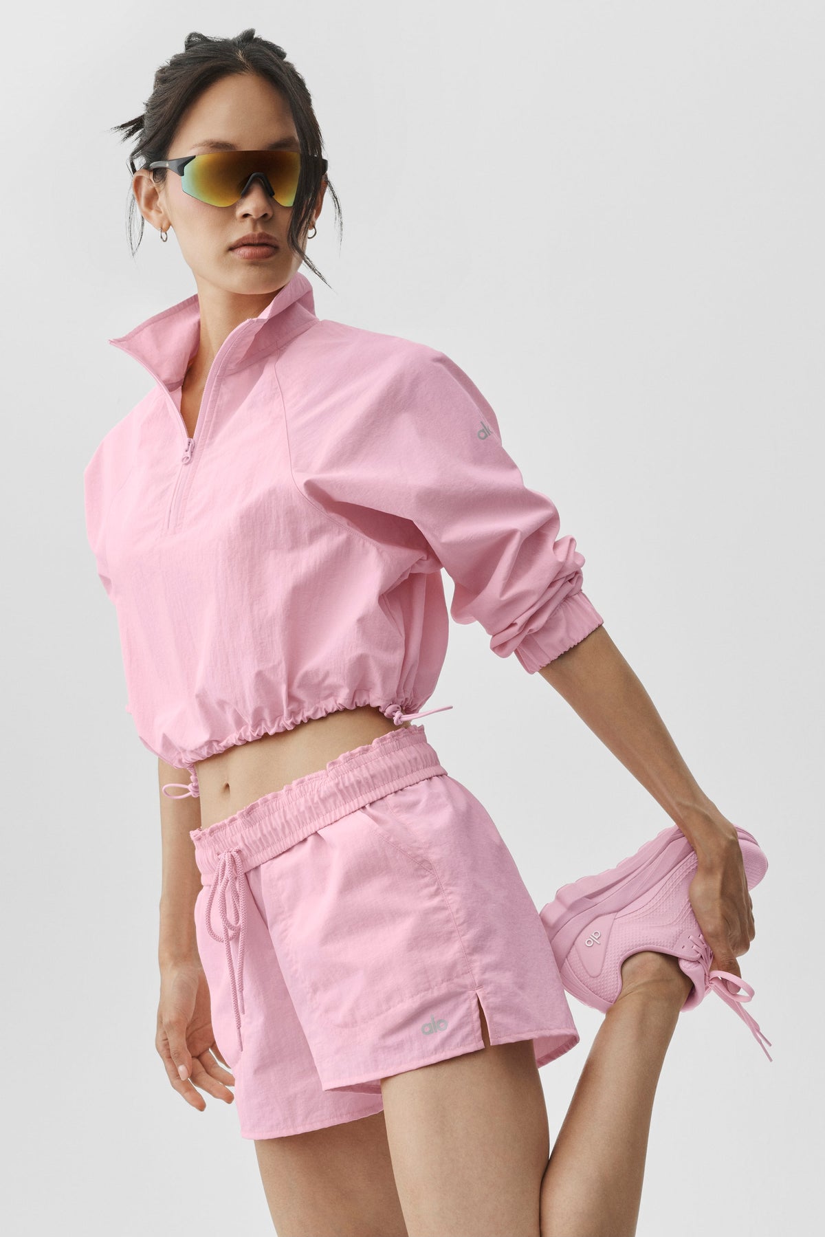 Alo Yoga Cropped 1/4 Zip Alumni Pullover - Pink Marshmallow - imagen 4