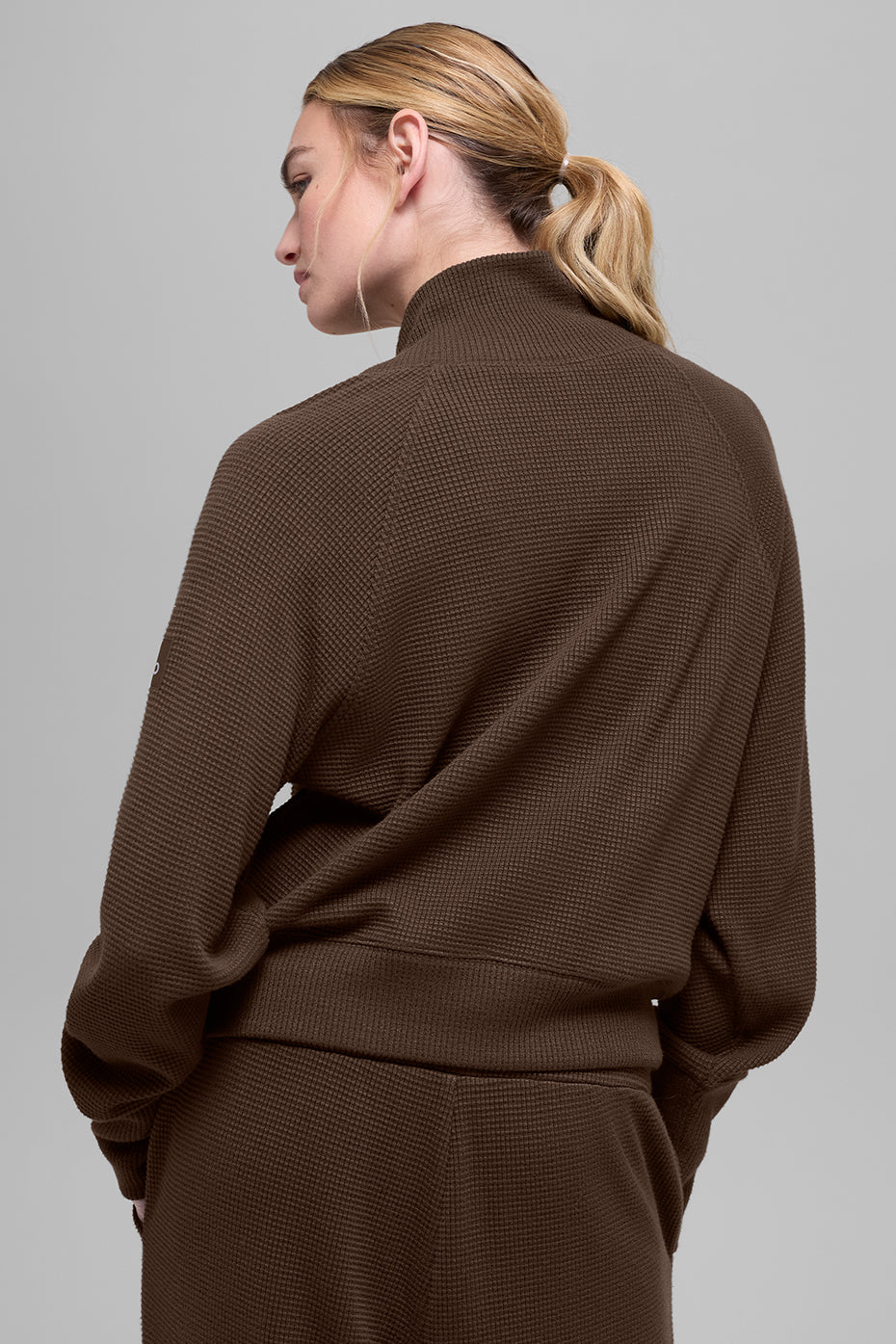 Alo Yoga Waffle Weekend Escape Mock Neck Long Sleeve - Espresso - imagen 3