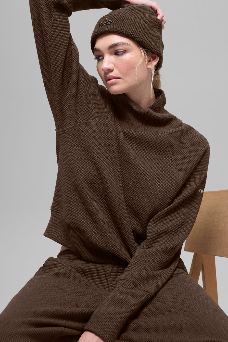 Alo Yoga Waffle Weekend Escape Mock Neck Long Sleeve - Espresso - imagen 5