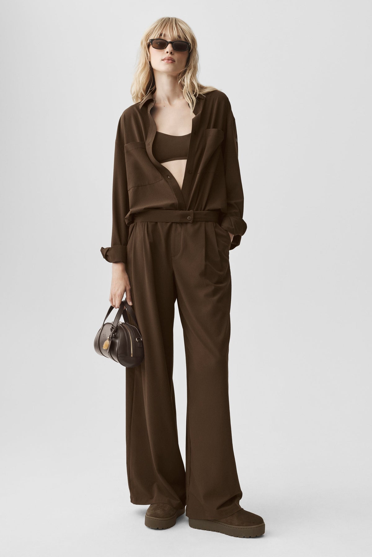 Alo Yoga Dreamscape Button Down Long Sleeve - Espresso - imagen 5