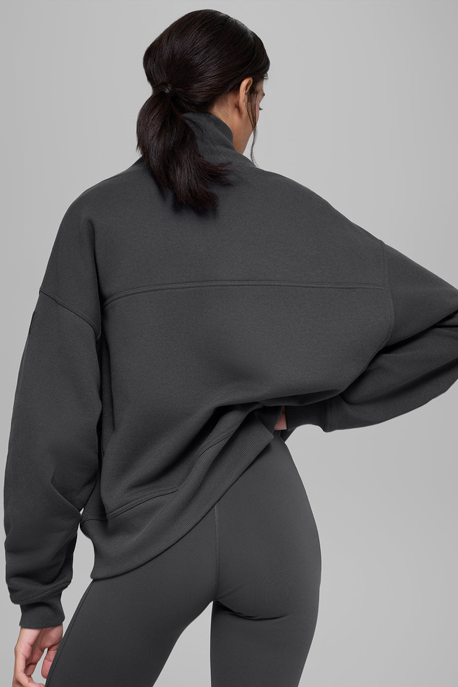 Alo Yoga Hazy Mock Neck Pullover - Anthracite - imagen 3