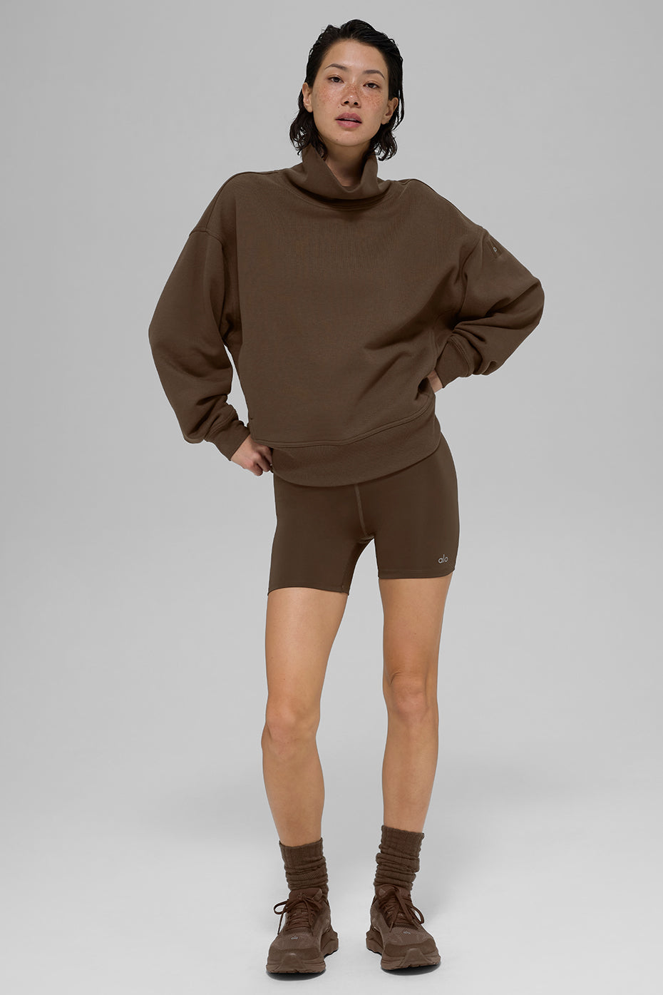 Alo Yoga Hazy Mock Neck Pullover - Espresso - imagen 5