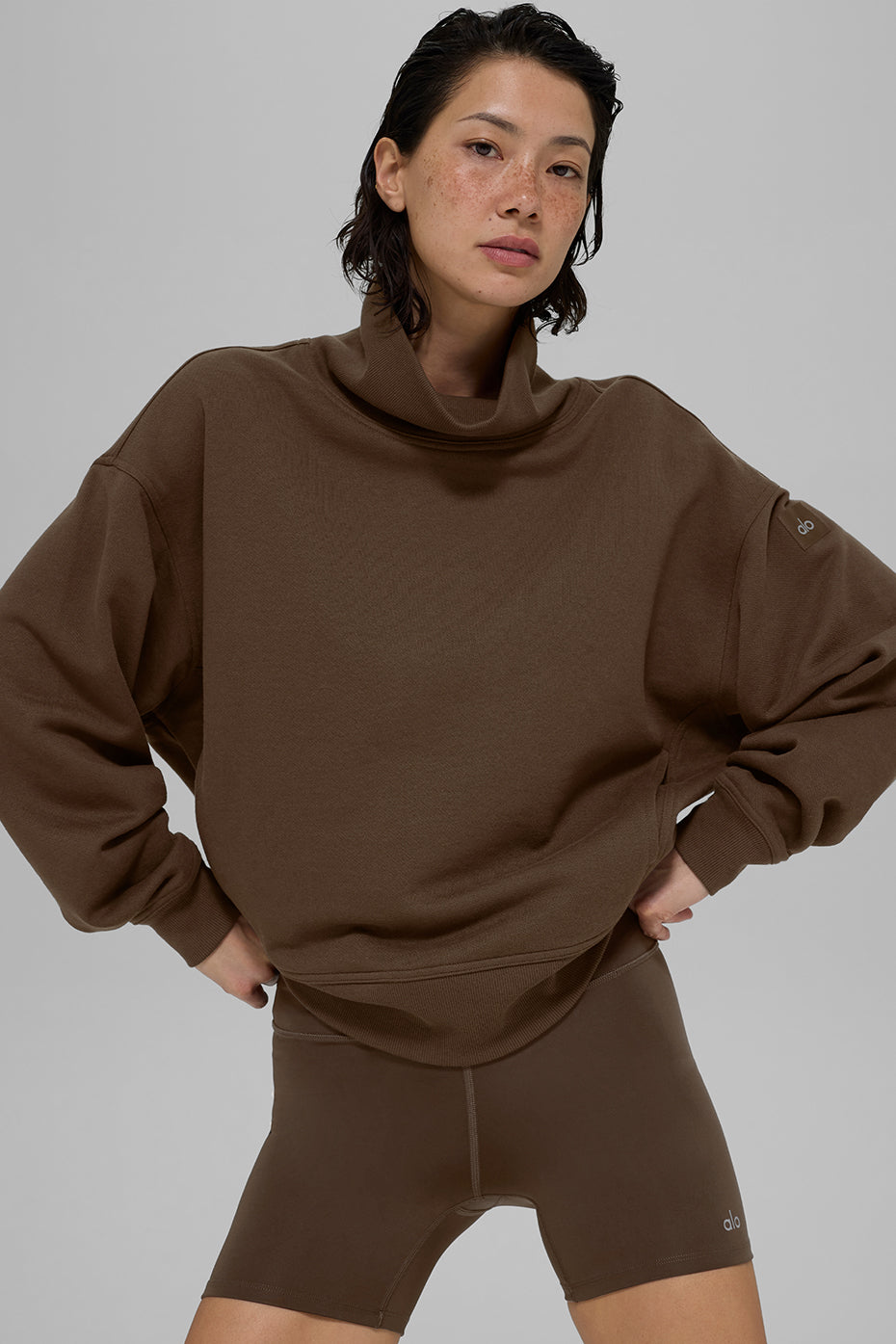 Alo Yoga Hazy Mock Neck Pullover - Espresso - imagen 3