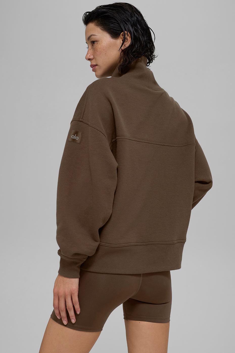 Alo Yoga Hazy Mock Neck Pullover - Espresso - imagen 4