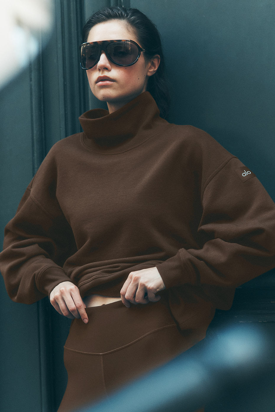 Alo Yoga Hazy Mock Neck Pullover - Espresso - imagen 1