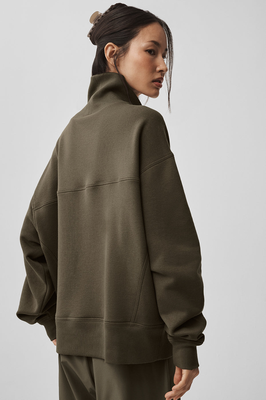 Alo Yoga Hazy Mock Neck Pullover - Olive Tree - imagen 2