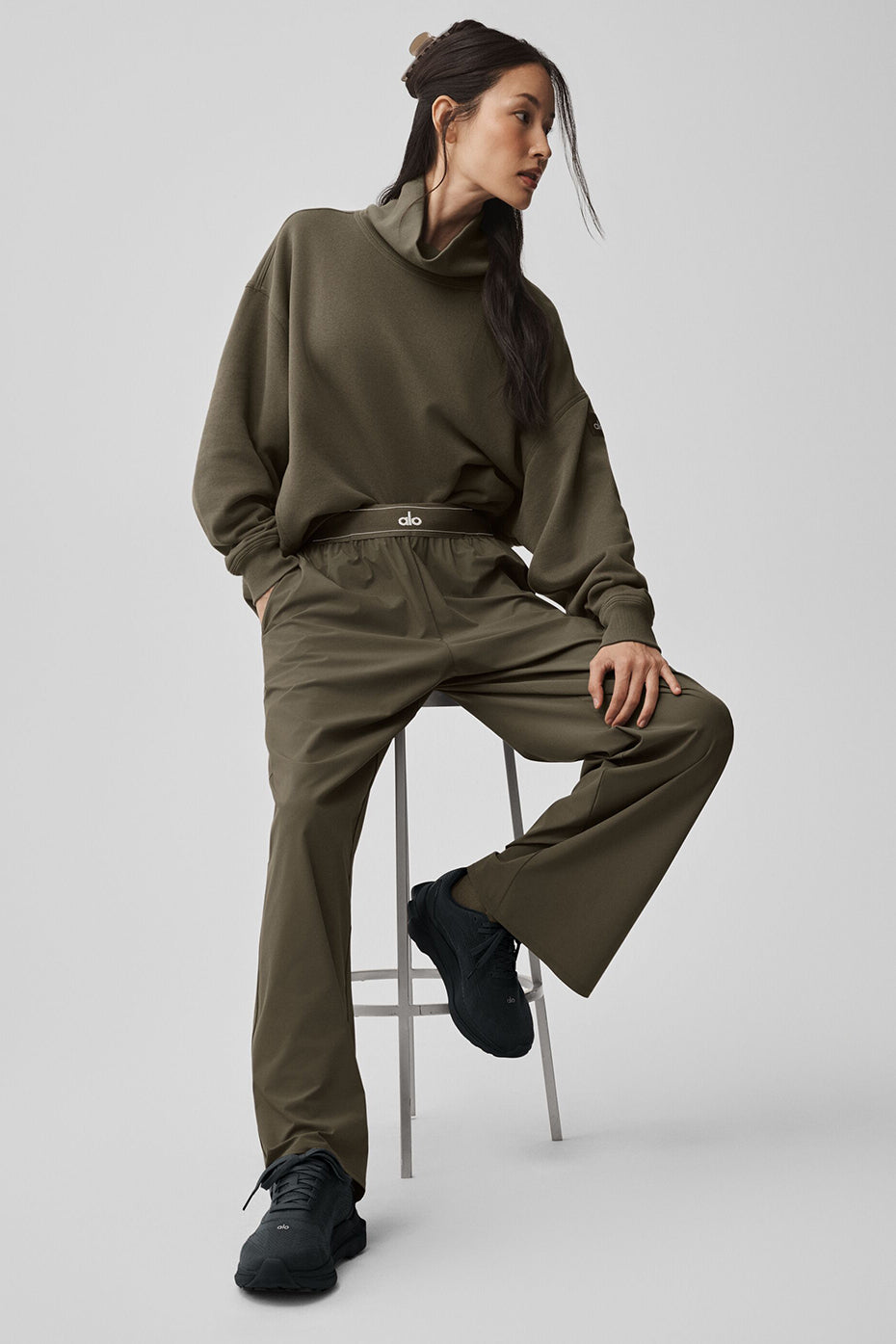 Alo Yoga Hazy Mock Neck Pullover - Olive Tree - imagen 4