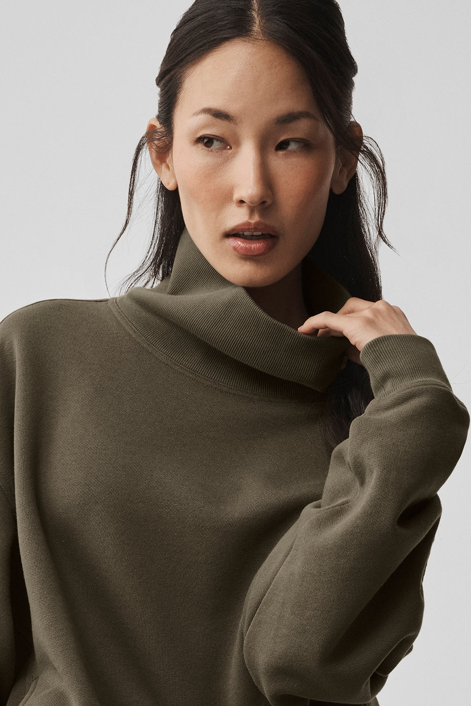 Alo Yoga Hazy Mock Neck Pullover - Olive Tree - imagen 3