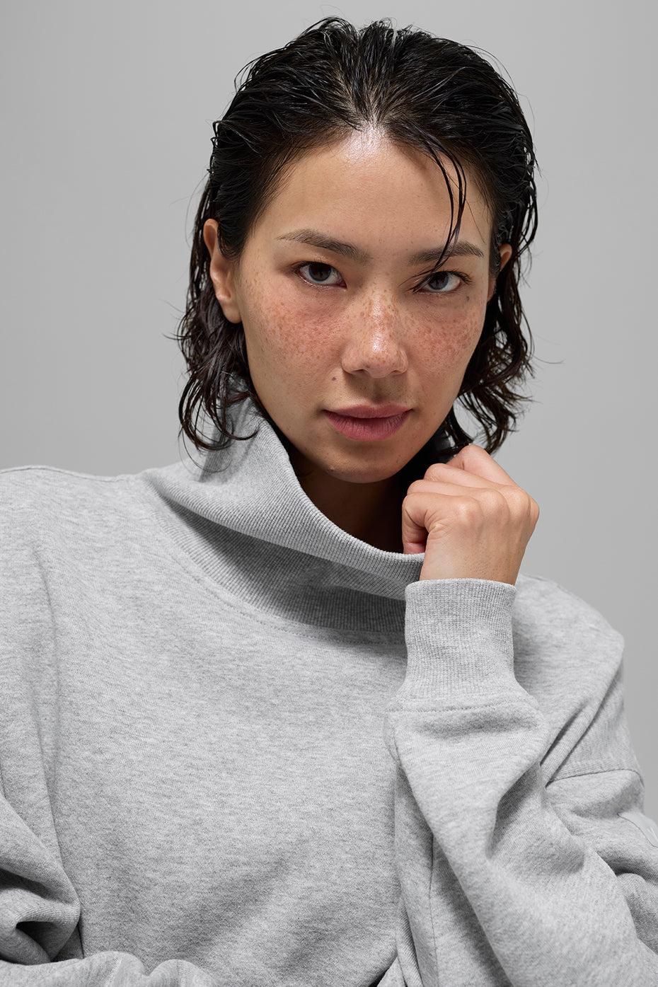 Alo Yoga Hazy Mock Neck Pullover - Athletic Heather Grey - imagen 4