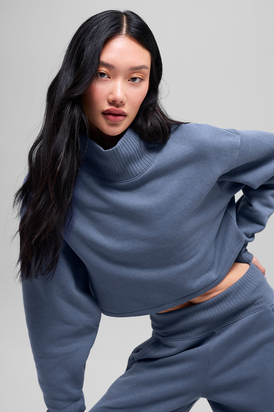 Alo Yoga Cropped Serenity Coverup - Bluestone - imagen 4