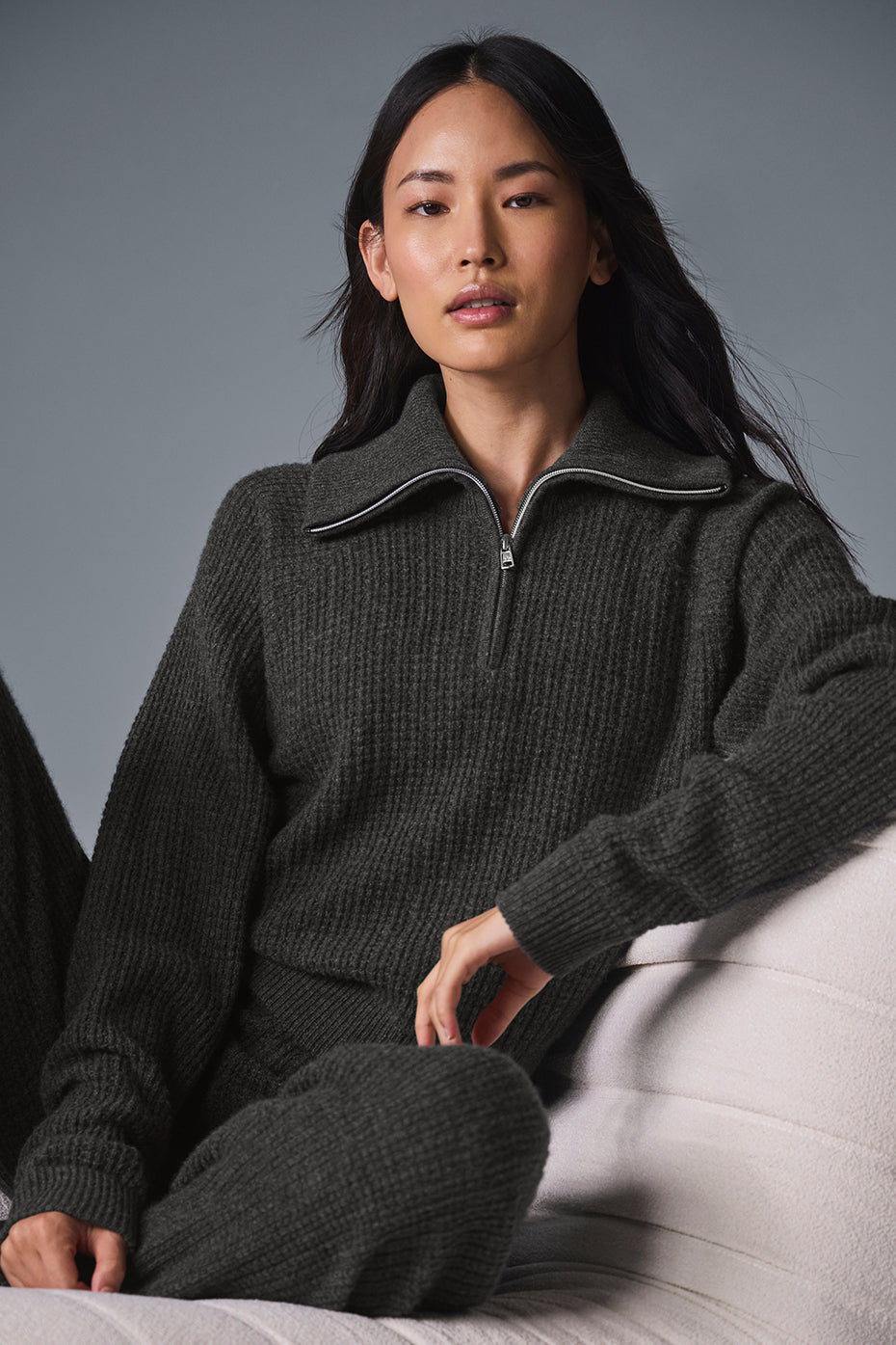Alo Yoga Cashmere Plush Waffle 1/4 Zip Pullover - Dark Heather Grey - imagen 1